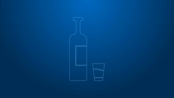 Bílá čára Whiskey láhev a skleněná ikona izolované na modrém pozadí. Grafická animace pohybu videa 4K — Stock video