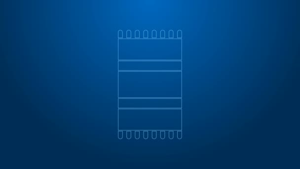 Línea blanca Toalla de playa icono aislado sobre fondo azul. Animación gráfica de vídeo 4K — Vídeo de stock