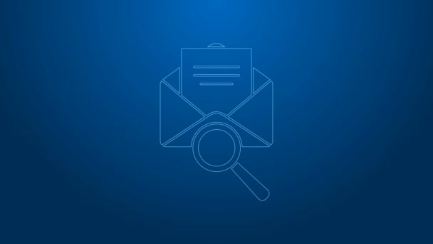 Bílá čára Obálka mail s lupou ikona izolované na modrém pozadí. Grafická animace pohybu videa 4K — Stock video