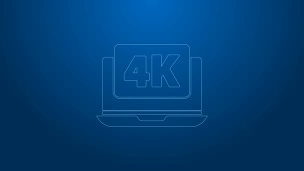 Weiße Linie Laptop-Bildschirm mit 4k Videotechnologie Symbol isoliert auf blauem Hintergrund. 4K Video Motion Grafik Animation — Stockvideo