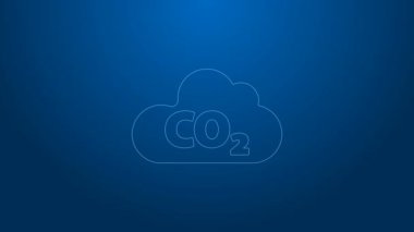 Bulut simgesindeki beyaz çizgi CO2 emisyonları mavi arka planda izole edildi. Karbondioksit formülü, duman kirliliği konsepti, çevre konsepti. 4K Video hareketli grafik canlandırması