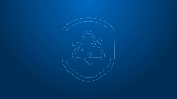Linha branca Reciclar símbolo dentro do ícone escudo isolado no fundo azul. Sinal de protecção ecológica. Animação gráfica em movimento de vídeo 4K — Vídeo de Stock