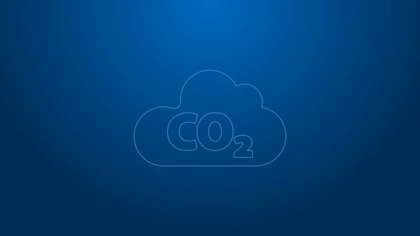 Witte lijn CO2-uitstoot in wolkenpictogram geïsoleerd op blauwe achtergrond. EG-richtlijn, luchtverontreiniging, milieubeleid, milieubescherming. 4K Video motion grafische animatie — Stockvideo
