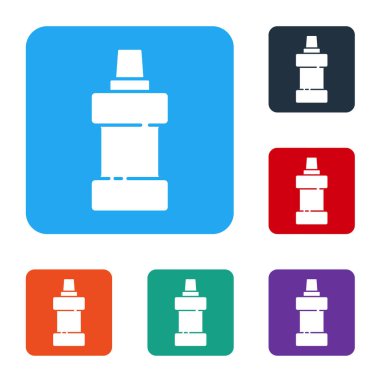 Çamaşır deterjanı, çamaşır suyu, bulaşık deterjanı ya da beyaz arka planda izole edilmiş başka bir temizlik malzemesi için beyaz plastik şişe. Renkli kare düğmelerle simgeleri ayarla. Vektör.