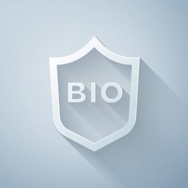 Kağıt kesiği Shield için biyoyeşil sağlıklı yiyecek ikonu gri arka planda izole edildi. Organik ürün. Sağlıklı yemek etiketi. Kağıt sanatı tarzı. Vektör.