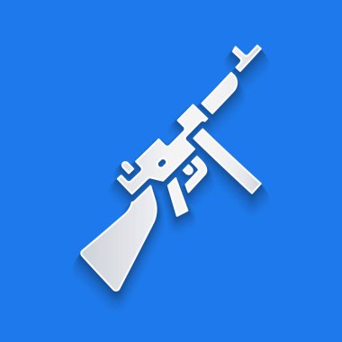 Kağıt kesiği Thompson Tommy makineli tüfek ikonu mavi arka planda izole edilmiş. Amerikan hafif makineli tüfeği. Kağıt sanatı tarzı. Vektör.