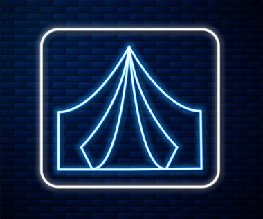 Parlayan neon hattı turist çadırı simgesi tuğla duvar arkasında izole edildi. Kamp sembolü. Vektör.