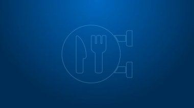 Beyaz çizgili kafe ve restoran konumu ikonu mavi arka planda izole edildi. Noktanın içinde çatal ve kaşık yeme işareti var. 4K Video hareketli grafik canlandırması.