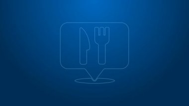Beyaz çizgili kafe ve restoran konumu ikonu mavi arka planda izole edildi. Noktanın içinde çatal ve kaşık yeme işareti var. 4K Video hareketli grafik canlandırması.