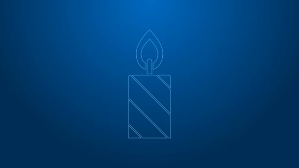 Línea blanca Vela ardiente en el icono del candelabro aislada sobre fondo azul. Vara cilíndrica con llama ardiente. Animación gráfica de vídeo 4K — Vídeo de stock