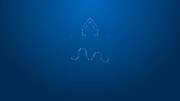 Weiße Linie Brennendes Kerzensymbol isoliert auf blauem Hintergrund. Zylindrischer aromatischer Kerzenständer mit brennender Flamme. Frohe Halloween-Party. 4K Video Motion Grafik Animation — Stockvideo