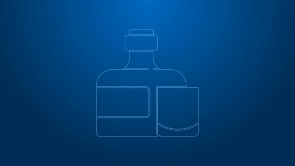 Bílá čára Whiskey láhev a skleněná ikona izolované na modrém pozadí. Grafická animace pohybu videa 4K — Stock video