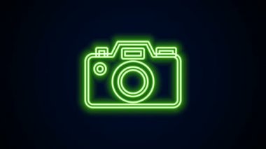 Parlayan neon hattı fotoğraf makinesi simgesi siyah arkaplanda izole edildi. Fotoğraf makinesi simgesi. 4K Video hareketli grafik canlandırması
