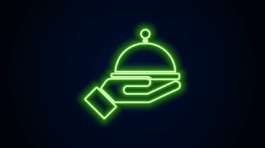 Siyah arka planda izole edilmiş bir tepsi yiyecek ikonu ile kaplı parlayan neon hattı. Tepsi ve kapak işareti. Kapaklı bir restoran saati. 4K Video hareketli grafik canlandırması
