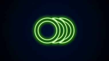 Parlayan neon çizgi simgesi siyah arkaplanda izole edildi. Çatal bıçak sembolü. Restoran tabelası. 4K Video hareketli grafik canlandırması