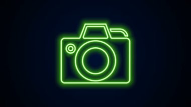 Parlayan neon hattı fotoğraf makinesi simgesi siyah arkaplanda izole edildi. Fotoğraf makinesi simgesi. 4K Video hareketli grafik canlandırması