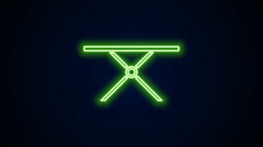 Parlayan neon hattı ütü tahtası simgesi siyah arkaplanda izole edildi. Buhar ütüsü. 4K Video hareketli grafik canlandırması