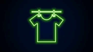 Parlayan neon hattı siyah arkaplanda giysileri kurutma simgesi izole edildi. Temiz gömlek. Çamaşırları çamaşır mandallarıyla iple yıka. Kıyafet bakımı ve düzenlilik. 4K Video hareketli grafik canlandırması