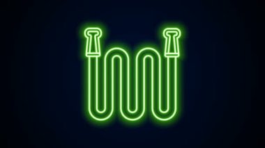 Parlayan neon hattı bahçe hortumu ikonu siyah arka planda izole edildi. Sprey tabanca ikonu. Su ekipmanları. 4K Video hareketli grafik canlandırması