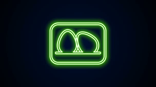 Gloeiende neon lijn Kip ei pictogram geïsoleerd op zwarte achtergrond. 4K Video motion grafische animatie — Stockvideo