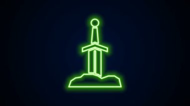 Siyah arkaplanda izole edilmiş taş ikonunda parlayan neon çizgisi kılıcı. Taştaki kılıç Excalibur, Arthur efsanelerinden. 4K Video hareketli grafik canlandırması