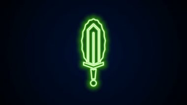 Parlayan neon çizgisi Ateş ikonunda sihirli kılıç siyah arkaplanda izole edildi. Ateşli kılıç. Şövalyenin, büyücünün, sihirbazın sihirli silahı. Ateş büyüsü. Yanan bıçak. 4K Video hareketli grafik canlandırması