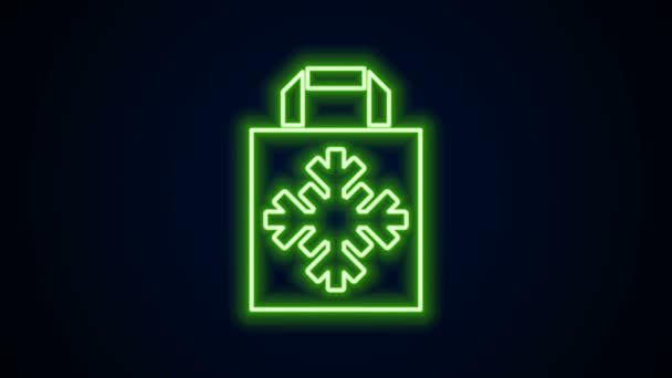 Ragyogó neon vonal karácsonyi papír bevásárló táska hópihe ikon elszigetelt fekete háttérrel. Csomag jel. Boldog karácsonyt és boldog új évet! 4K Videó mozgás grafikus animáció — Stock videók