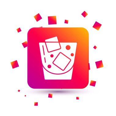 Beyaz arka planda izole edilmiş beyaz bardak viski ve buz küpleri ikonu. Kare renk düğmesi. Vektör.