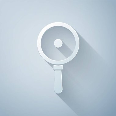 Kağıt kesiği tava simgesi gri arkaplanda izole edilmiş. Kızartma veya kızartma gıda sembolü. Kağıt sanatı tarzı. Vektör.