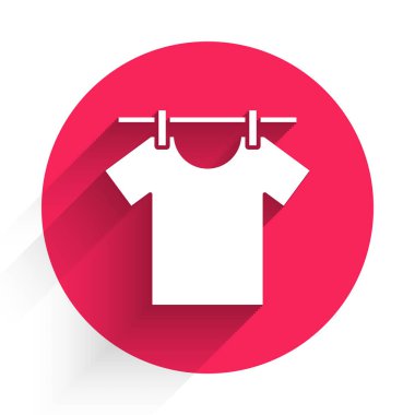 Uzun gölgeli beyaz kuru elbise ikonu. Temiz gömlek. Çamaşırları çamaşır mandallarıyla iple yıka. Kıyafet bakımı ve düzenlilik. Kırmızı daire düğmesi. Vektör.