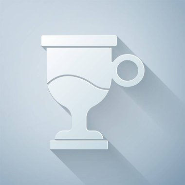 Kağıt kesiği. Gri arka planda izole edilmiş bir bardak içki ve malzeme ikonu ile karıştırılmış şarap. Tarçın çubuğu, karanfil, limon dilimi. Kağıt sanatı tarzı. Vektör.