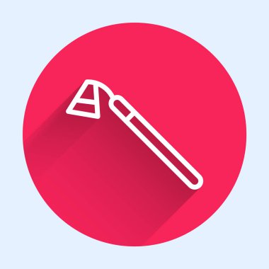 Beyaz çizgili bahçe çapa ikonu uzun gölgeli izole edilmiş. Bahçecilik, tarım, çiftçilik aleti. Kırmızı daire düğmesi. Vektör.