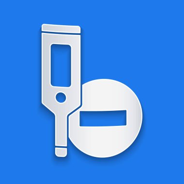 Tıbbi muayene ikonu için kağıt kesilmiş dijital termometre mavi arka planda izole edilmiş. Kağıt sanatı tarzı. Vektör.