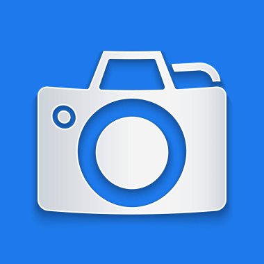 Kağıt kesiği Fotoğraf Makinesi simgesi mavi arkaplanda izole edildi. Fotoğraf makinesi simgesi. Kağıt sanatı tarzı. Vektör.
