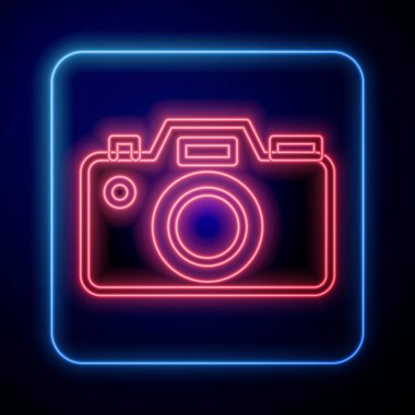 Parlayan neon fotoğraf makinesi ikonu mavi arkaplanda izole edildi. Fotoğraf makinesi simgesi. Vektör.
