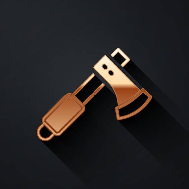 Siyah arka planda izole edilmiş altın ahşap balta ikonu. Oduncu baltası. Uzun gölge tarzı. Vektör.