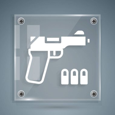 Gri arkaplanda beyaz tabanca ya da silah ikonu var. Polis ya da askeri silah. Küçük ateşli silah. Kare cam paneller. Vektör.