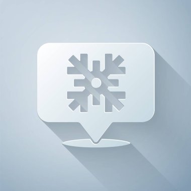 Gri arkaplanda izole edilmiş konuşma balonu simgesi ile kağıt kesiği Kar Tanesi. Mutlu Noeller ve mutlu yıllar. Kağıt sanatı tarzı. Vektör.