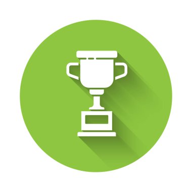 Beyaz Ödül Kupası ikonu uzun gölgeli izole edilmiş. Galibiyet ödülü sembolü. Şampiyonluk ya da yarışma kupası. Spor başarısı işareti. Yeşil daire düğmesi. Vektör İllüstrasyonu.