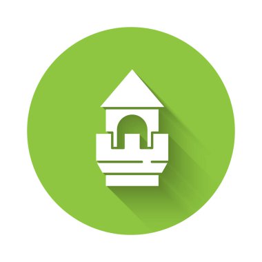 Beyaz Kale ikonu uzun gölgeli izole edilmiş. Kale işareti. Yeşil daire düğmesi. Vektör.