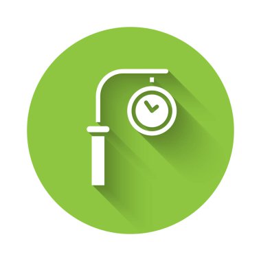 Beyaz Tren İstasyonu saat simgesi uzun gölgeli izole edilmiş. Yeşil daire düğmesi. Vektör.