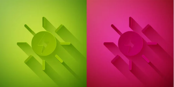 紙カット緑とピンクの背景に隔離された太陽エネルギーパネルアイコン 雷のシンボルと太陽 紙のアートスタイル ベクトル — ストックベクタ