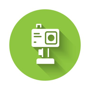 Beyaz Aksiyon ekstrem kamera simgesi uzun gölgeli izole edilmiş. Ekstrem sporları çekmek için video kamera ekipmanı. Yeşil daire düğmesi. Vektör.