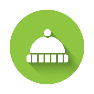 Beyaz Kış şapka ikonu uzun gölgeli izole edilmiş. Yeşil daire düğmesi. Vektör.