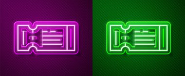 Parlayan neon hattı uçak bileti ikonu mor ve yeşil arka planda izole edildi. Uçak bileti. Vektör.