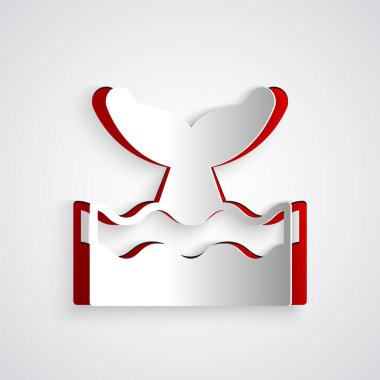 Kağıt balina kuyruğunu okyanus dalgası simgesiyle kesmiş. Gri arka planda izole edilmiş. Kağıt sanatı tarzı. Vektör.