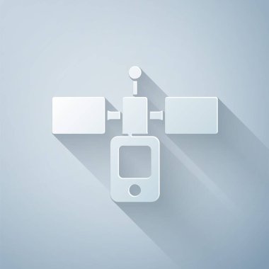 Kağıt kesiği, gri arkaplanda izole edilmiş uydu simgesi. Kağıt sanatı tarzı. Vektör.