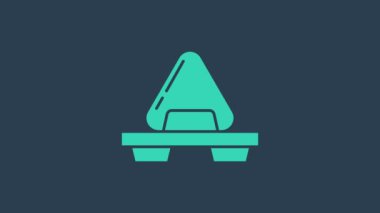 Kesme tahtası simgesi üzerindeki turkuaz suşi mavi arka planda izole edildi. Tahtada Asya yemeği suşisi. 4K Video hareketli grafik canlandırması