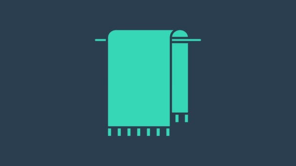 Mavi arkaplanda izole edilmiş bir askı ikonu üzerinde turkuaz havlu. Banyo havlusu ikonu. 4K Video hareketli grafik canlandırması — Stok video