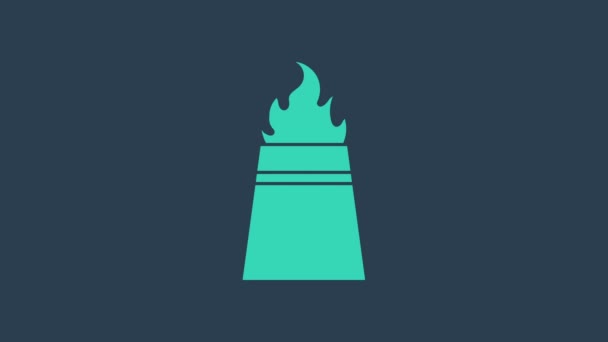 Tyrkysová ropná plošina s ikonou požáru izolovanou na modrém pozadí. Ohnivá nehoda. Plynová věž. Průmyslový objekt. Grafická animace pohybu videa 4K — Stock video